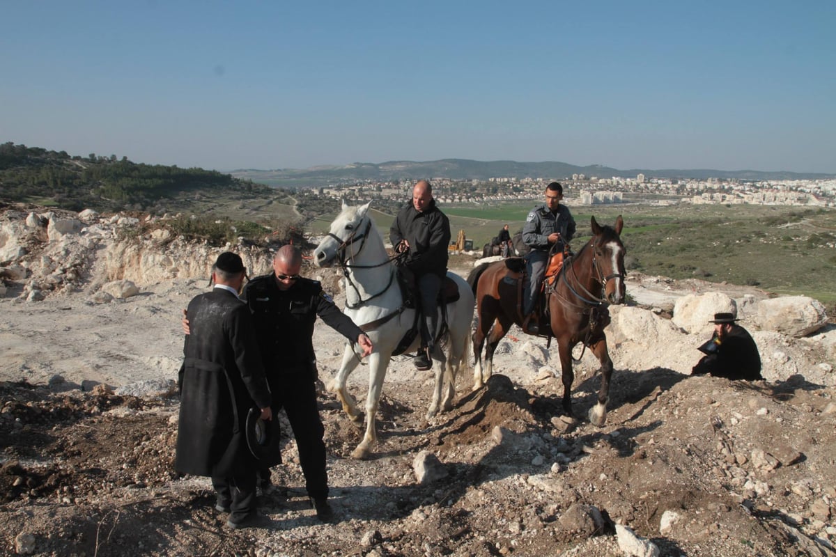 בית שמש: עשרות מחו על חילול קברים לטענתם במתחם גולובנציץ