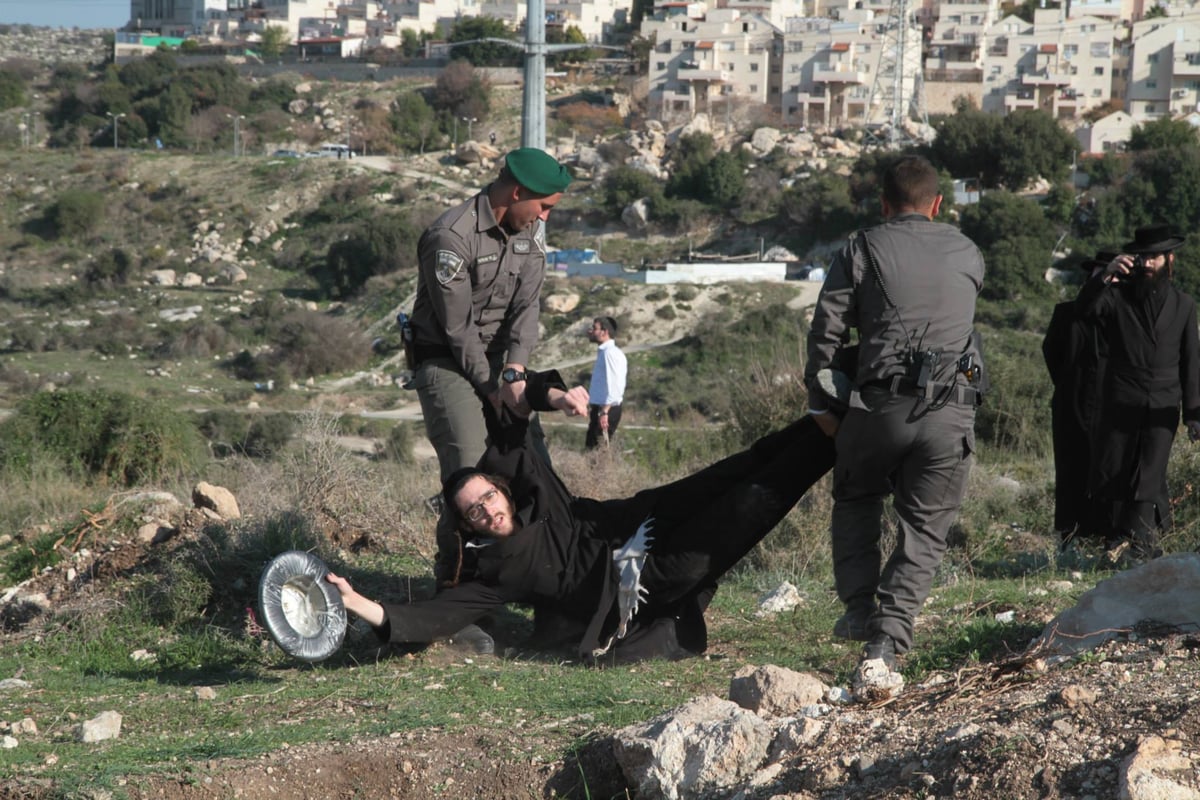 בית שמש: עשרות מחו על חילול קברים לטענתם במתחם גולובנציץ