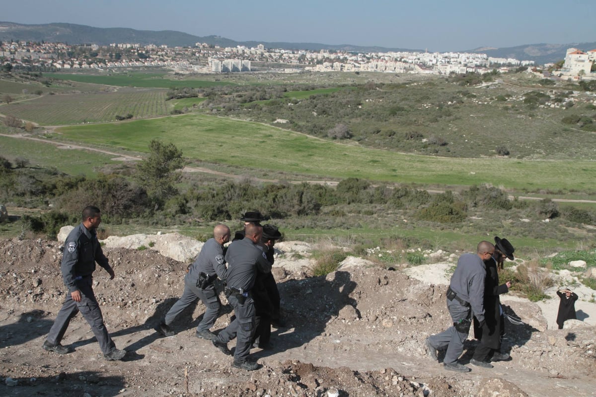 בית שמש: עשרות מחו על חילול קברים לטענתם במתחם גולובנציץ