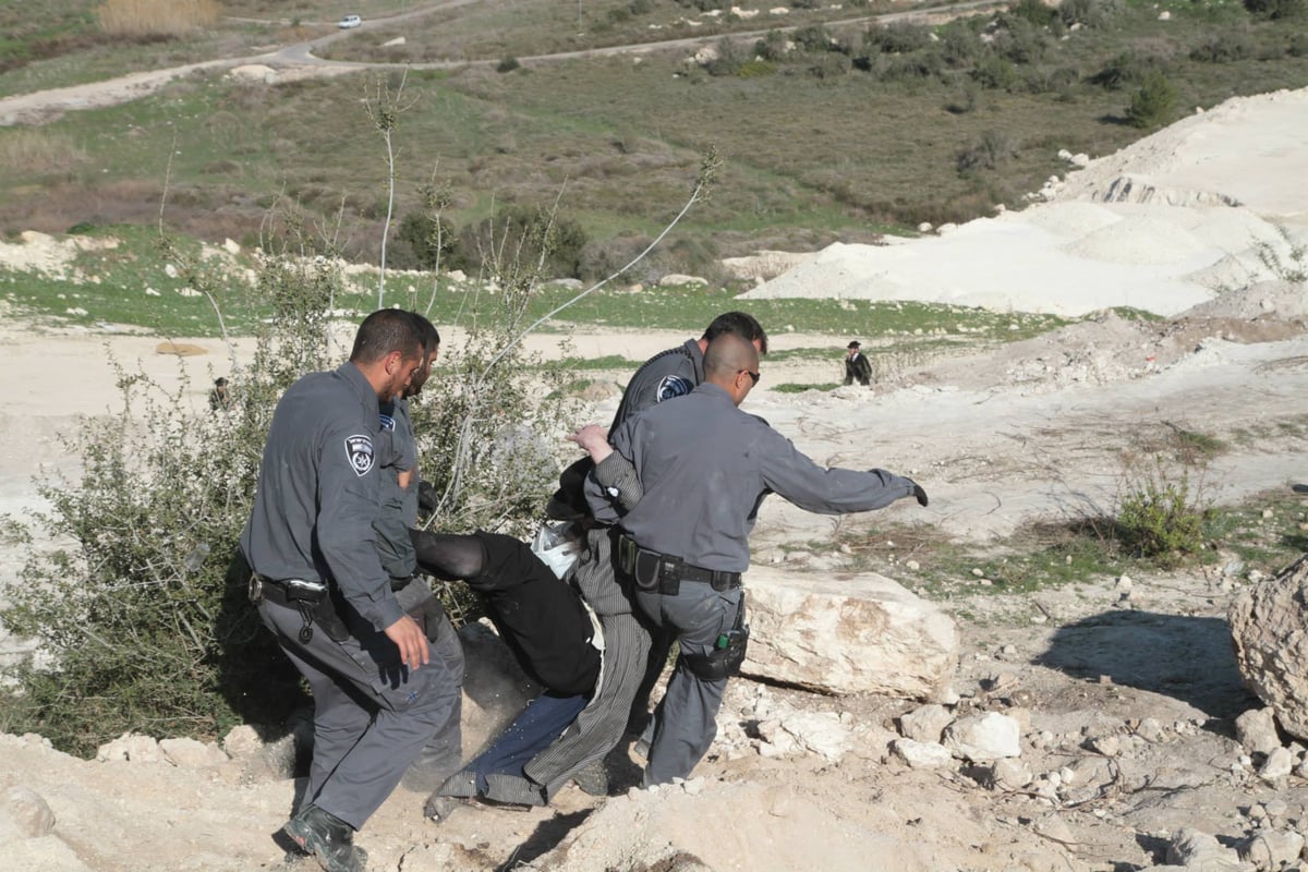 בית שמש: עשרות מחו על חילול קברים לטענתם במתחם גולובנציץ