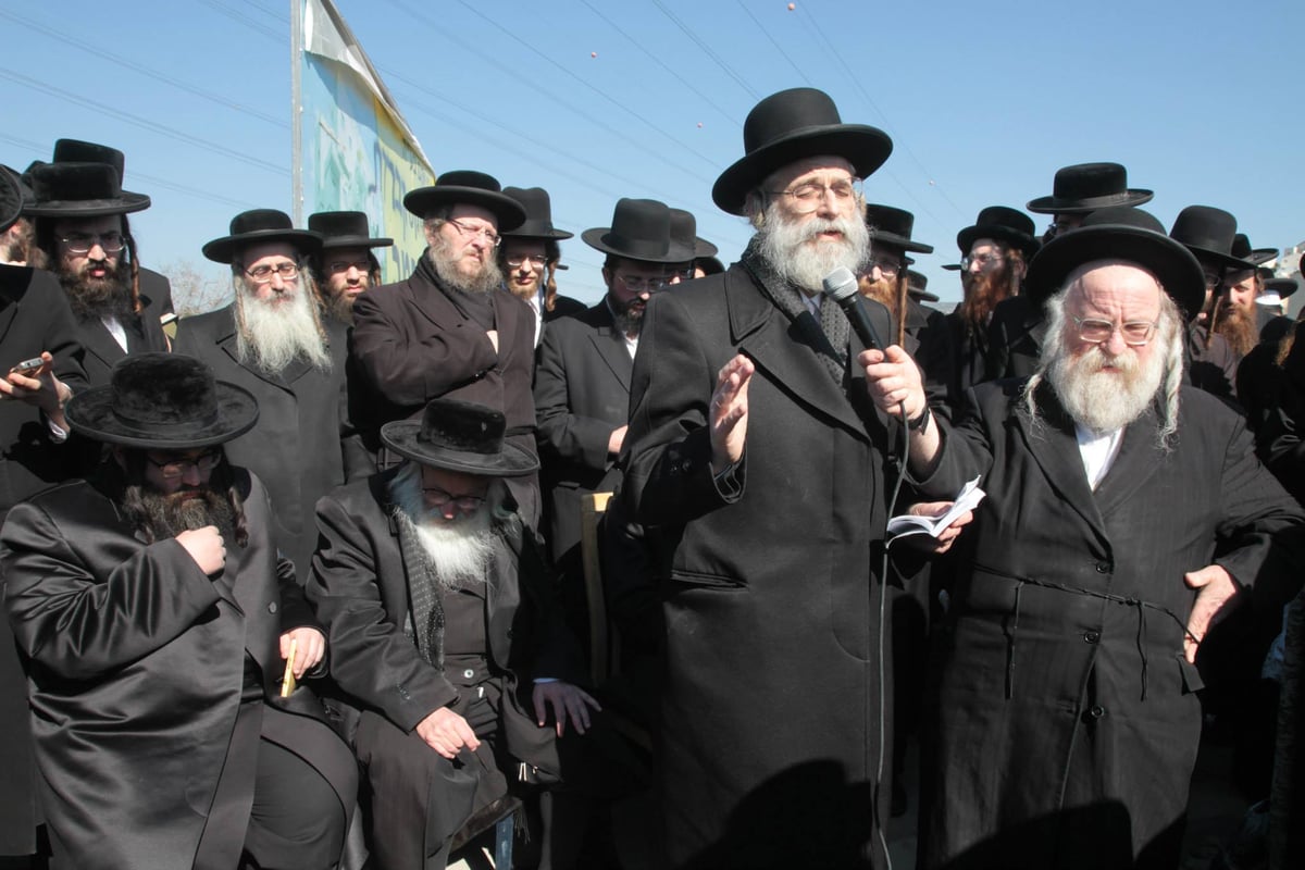 בית שמש: עשרות מחו על חילול קברים לטענתם במתחם גולובנציץ