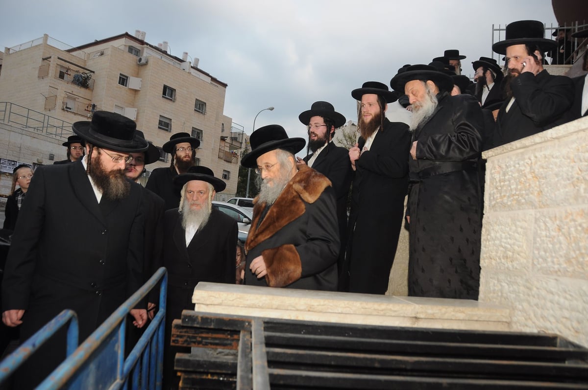 הגאב"ד הגרי"ט וייס: "ביזוי תלמידי חכמים חמור יותר מחפירת קברים"