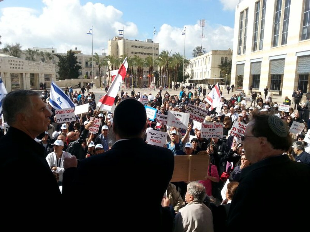 רופאי הדסה הפגינו בכיכר ספרא עם יוסי דייטש