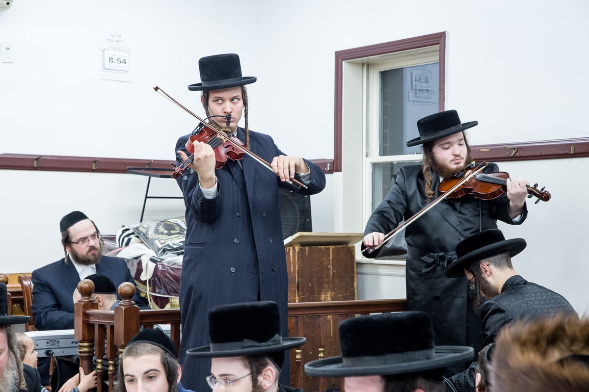 צפו בגלריה:  פורים קטן בחסידות קראלסבורג