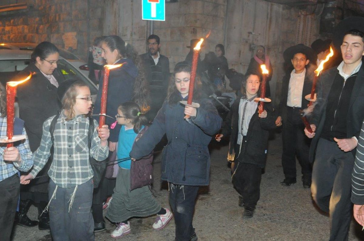 צפו: הכנסת ספר תורה לישיבת 'עטרת יצחק'