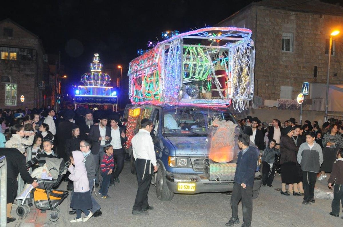 צפו: הכנסת ספר תורה לישיבת 'עטרת יצחק'