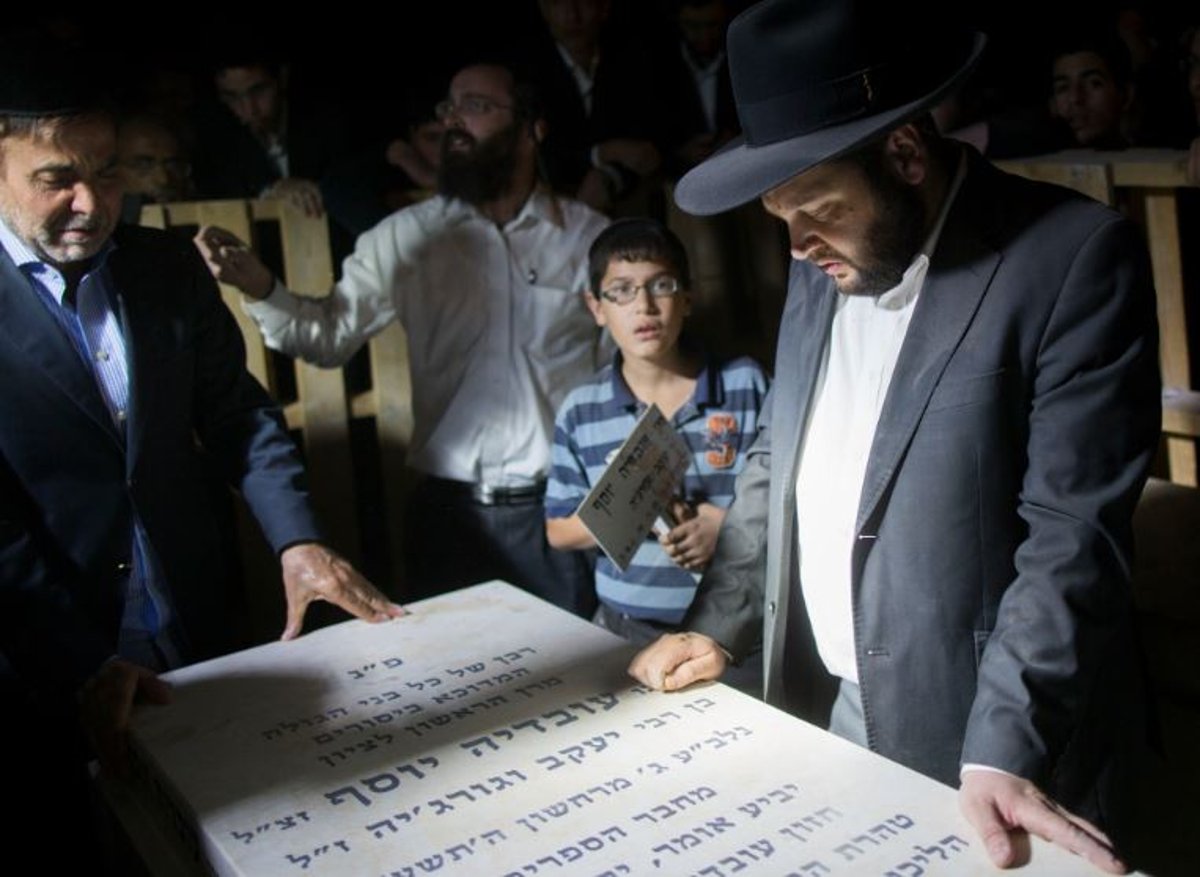 ציון מרן הגר"ע יוסף זצוק"ל