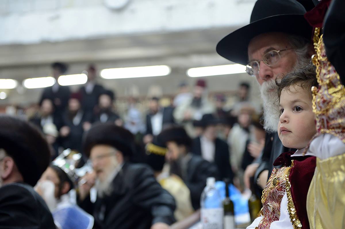 גלריה: טיש פורים בחצר לעלוב בבית שמש