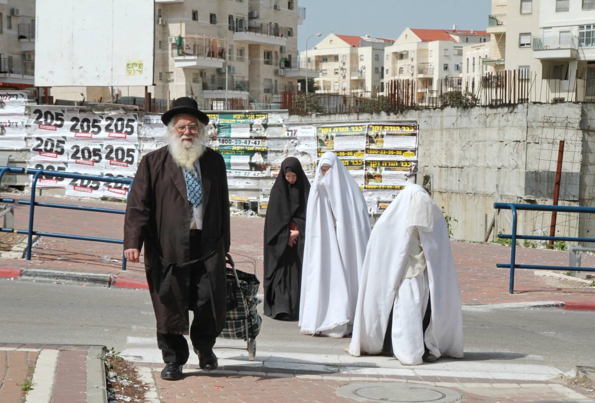 צפו: נשות הטאליבן בבית שמש לובשות לבן בפורים