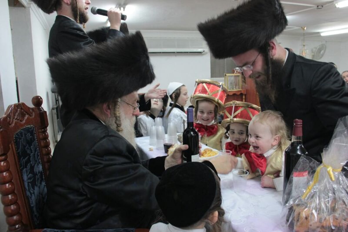 צפו בגלריה: שושן פורים בחצרות החסידים