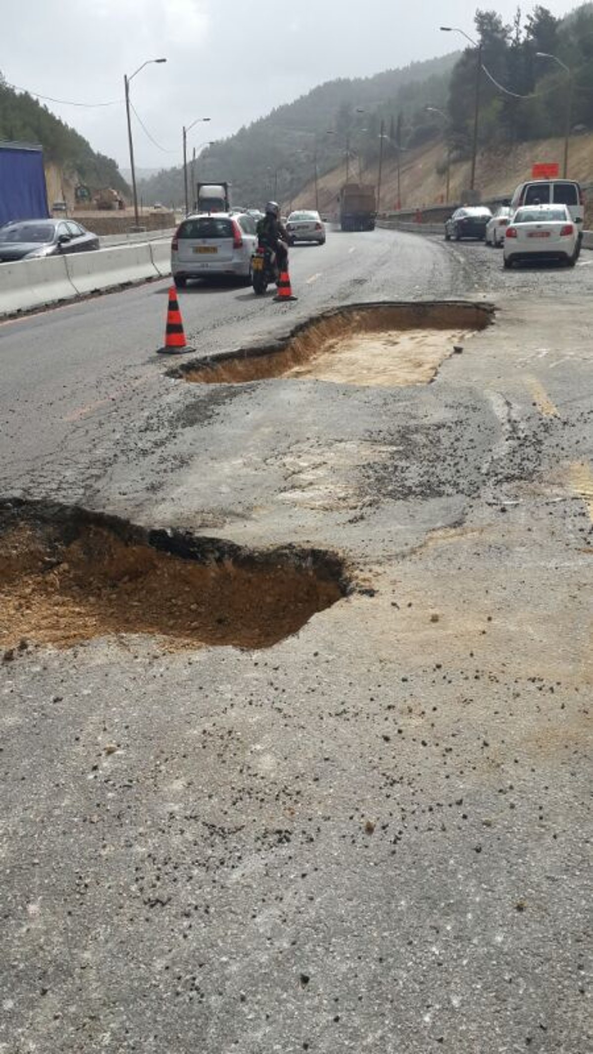 בדרך לירושלים: עומסי תנועה בגלל בורות בכביש 1