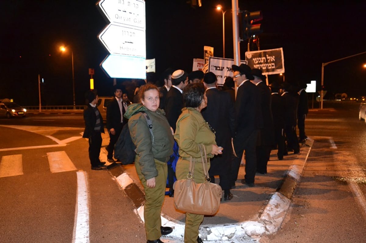 צפו בתיעוד: הפגנה חרדית בצומת פלוגות