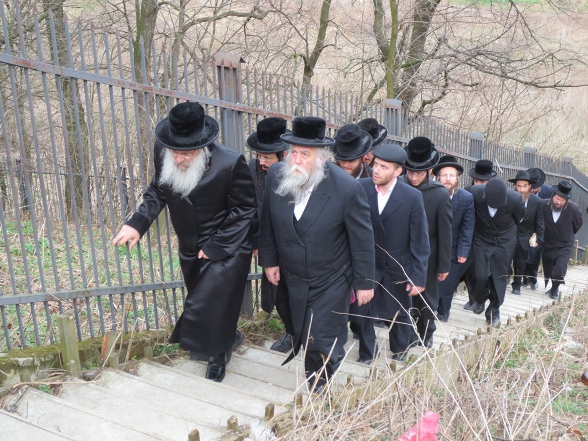 האדמו"ר מנדבורנה במסע לקברי אבות החסידות באירופה • תיעוד מקיף