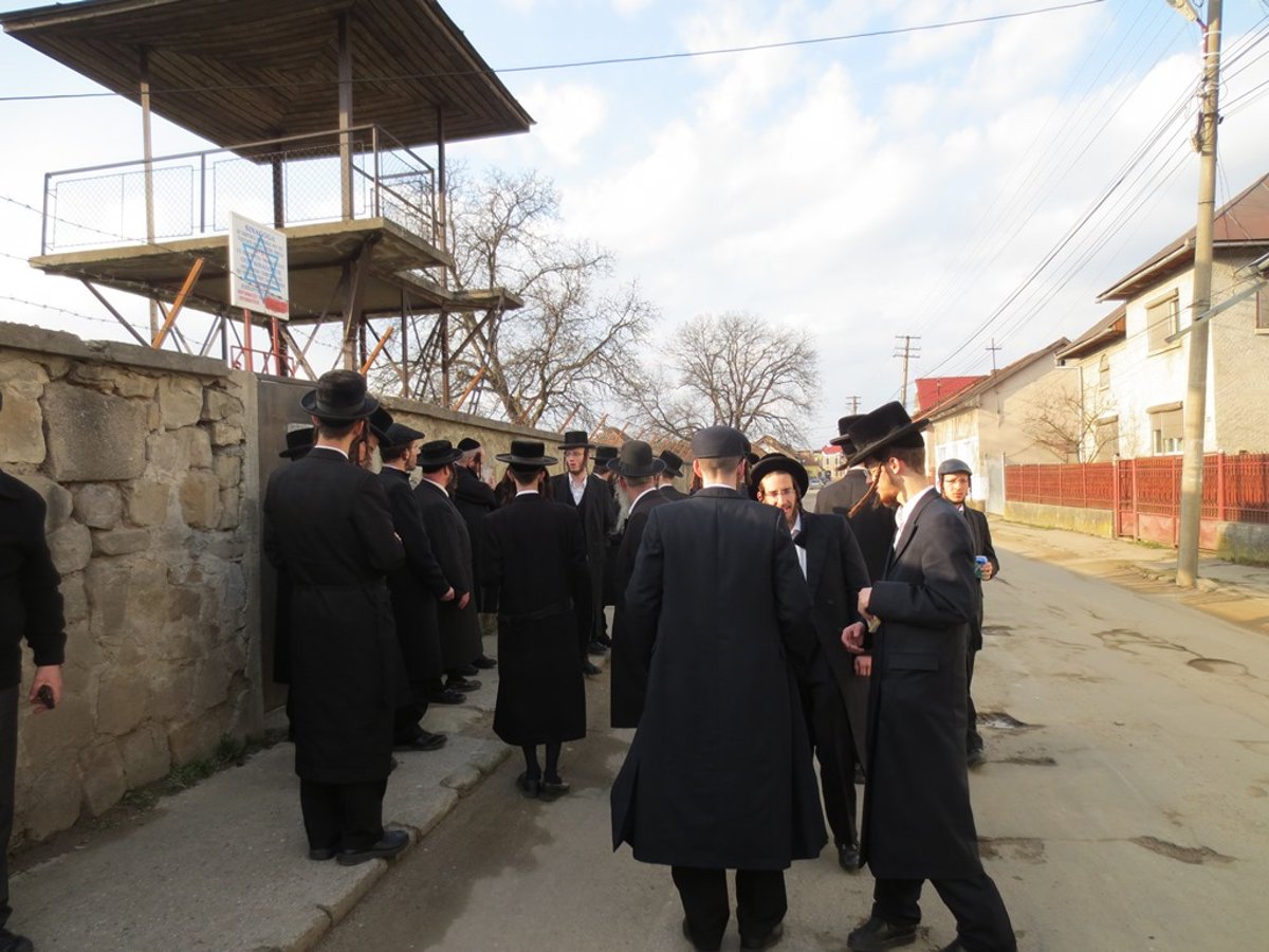 האדמו"ר מנדבורנה במסע לקברי אבות החסידות באירופה • תיעוד מקיף