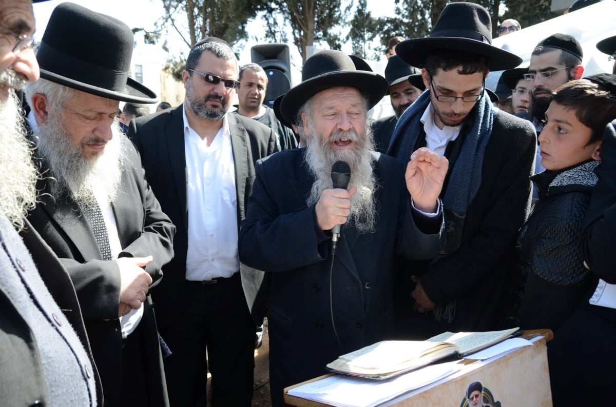 תיעוד: הרב בצרי בכה על קבר מרן הרב עובדיה יוסף