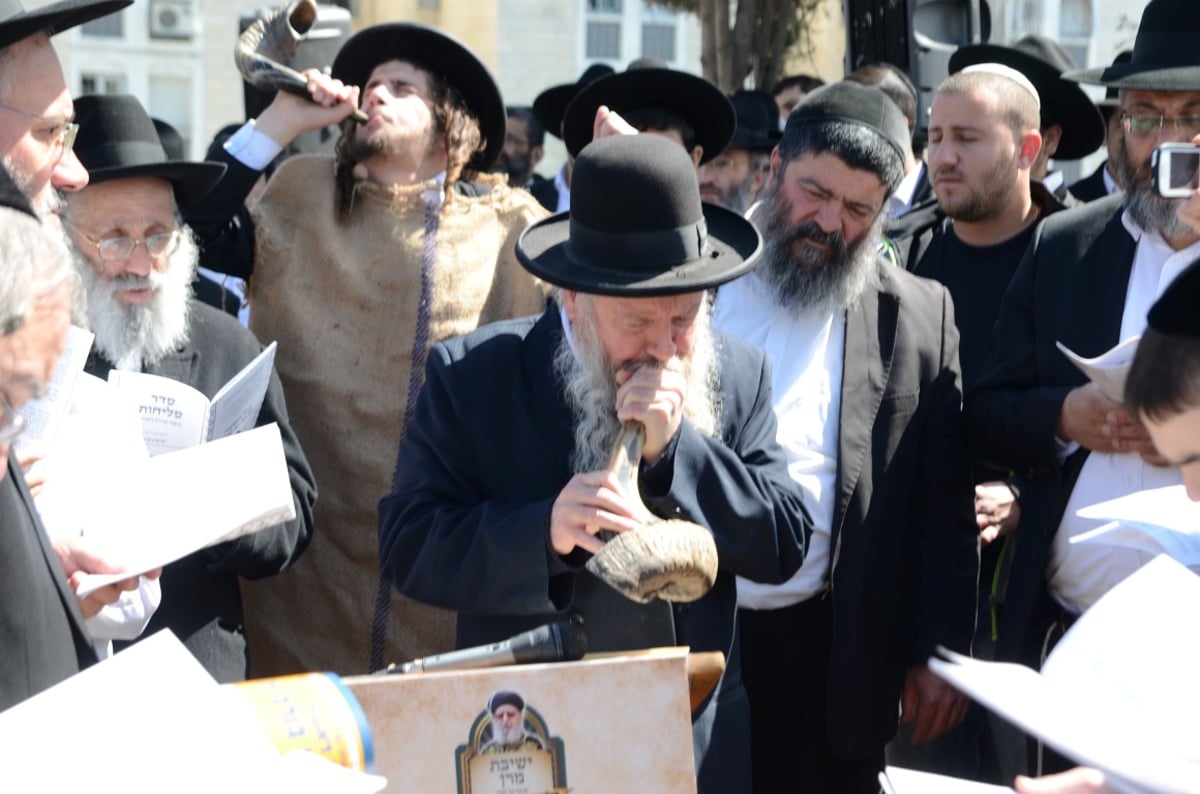 תיעוד: הרב בצרי בכה על קבר מרן הרב עובדיה יוסף