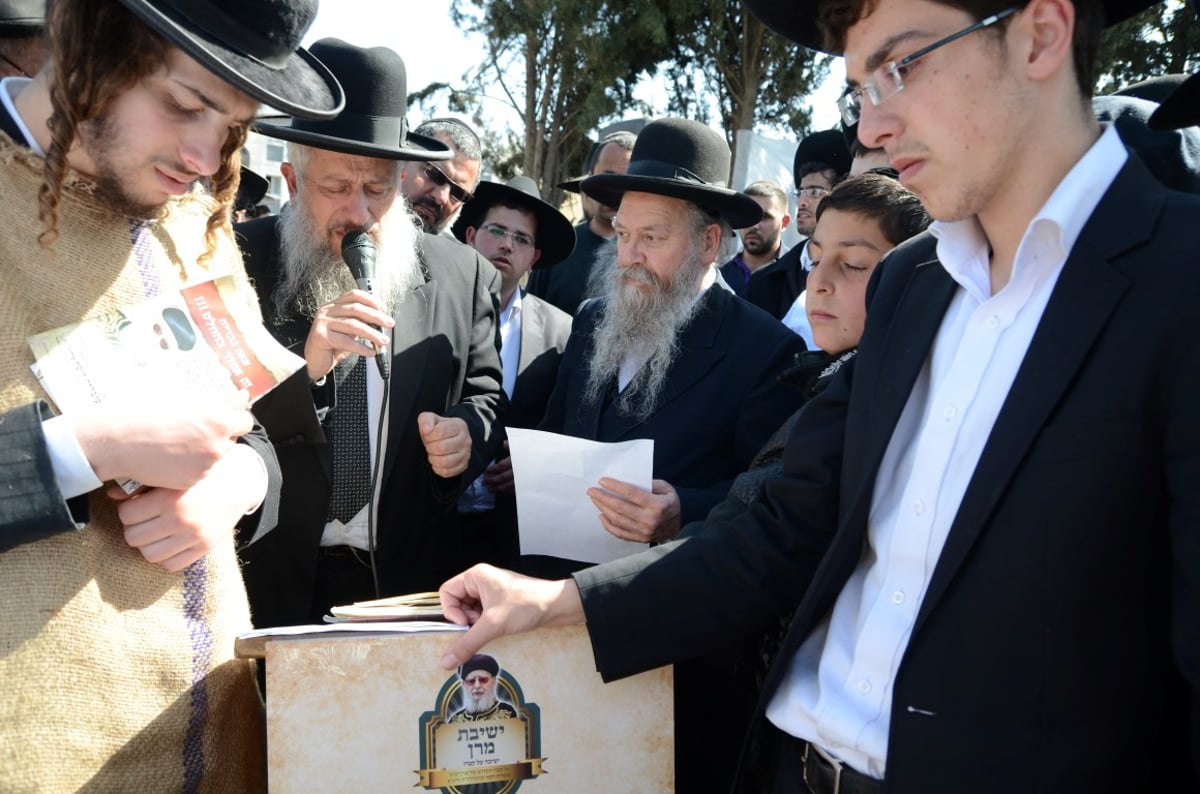 תיעוד: הרב בצרי בכה על קבר מרן הרב עובדיה יוסף