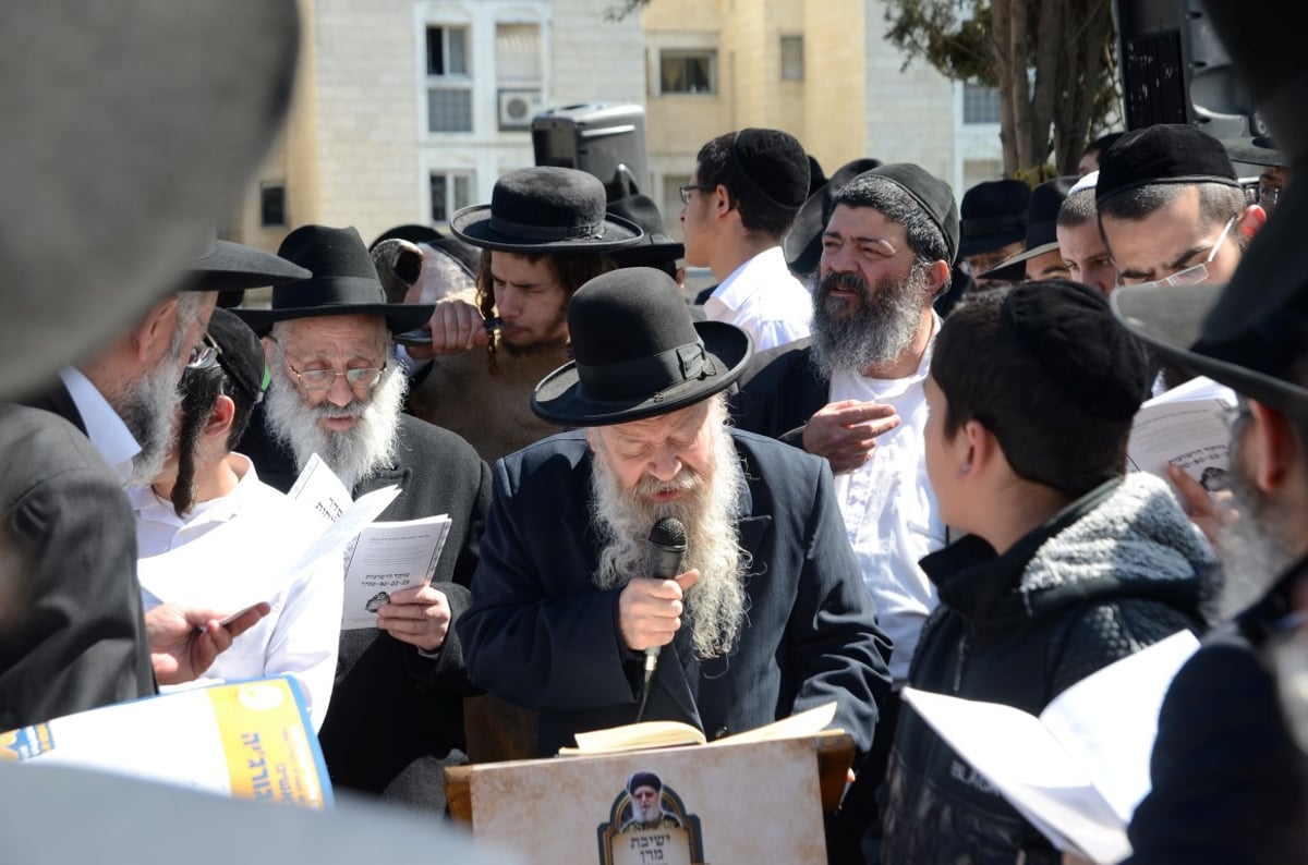 תיעוד: הרב בצרי בכה על קבר מרן הרב עובדיה יוסף