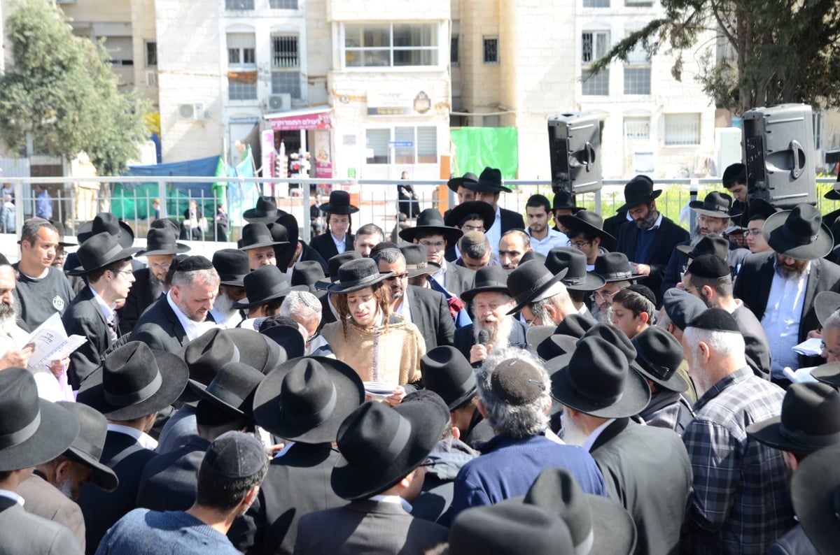 תיעוד: הרב בצרי בכה על קבר מרן הרב עובדיה יוסף