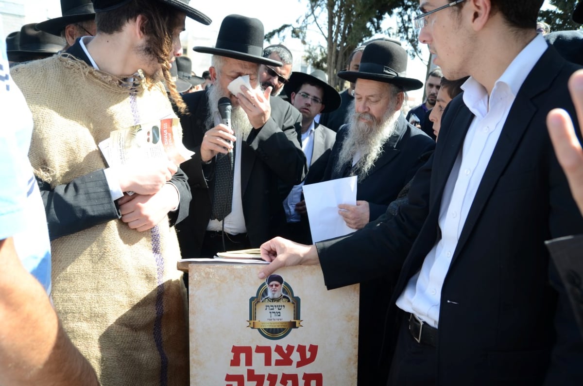 תיעוד: הרב בצרי בכה על קבר מרן הרב עובדיה יוסף