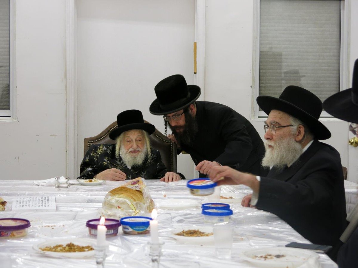 גלריה: טיש ראש חודש ניסן אצל האדמו"ר מסקולען