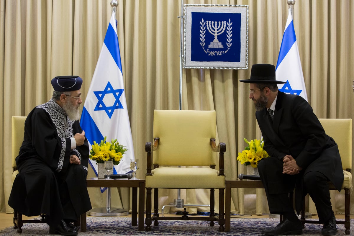 הרבנים הראשיים, לפיד לא מוכן להצטלם איתם?