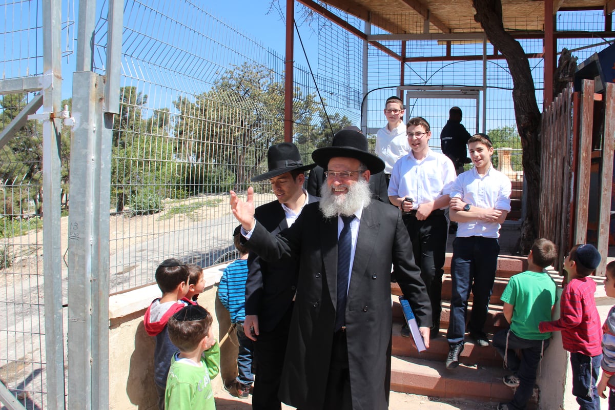 הגאון הרב ראובן אלבז הפתיע את נכדו ב'חיידר' והתרגש