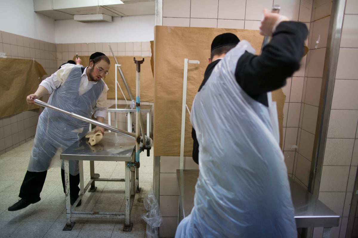 תיעוד: אפיית מצות בחסידות בעלזא