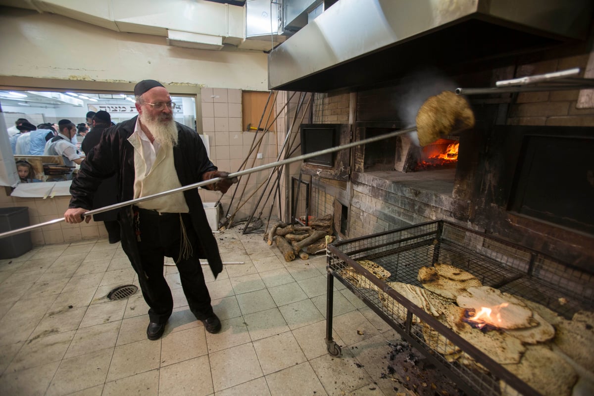 תיעוד: אפיית מצות בחסידות בעלזא