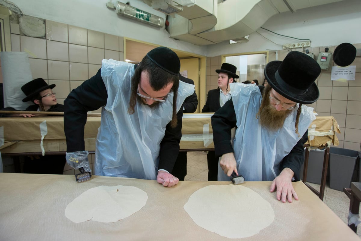 תיעוד: אפיית מצות בחסידות בעלזא