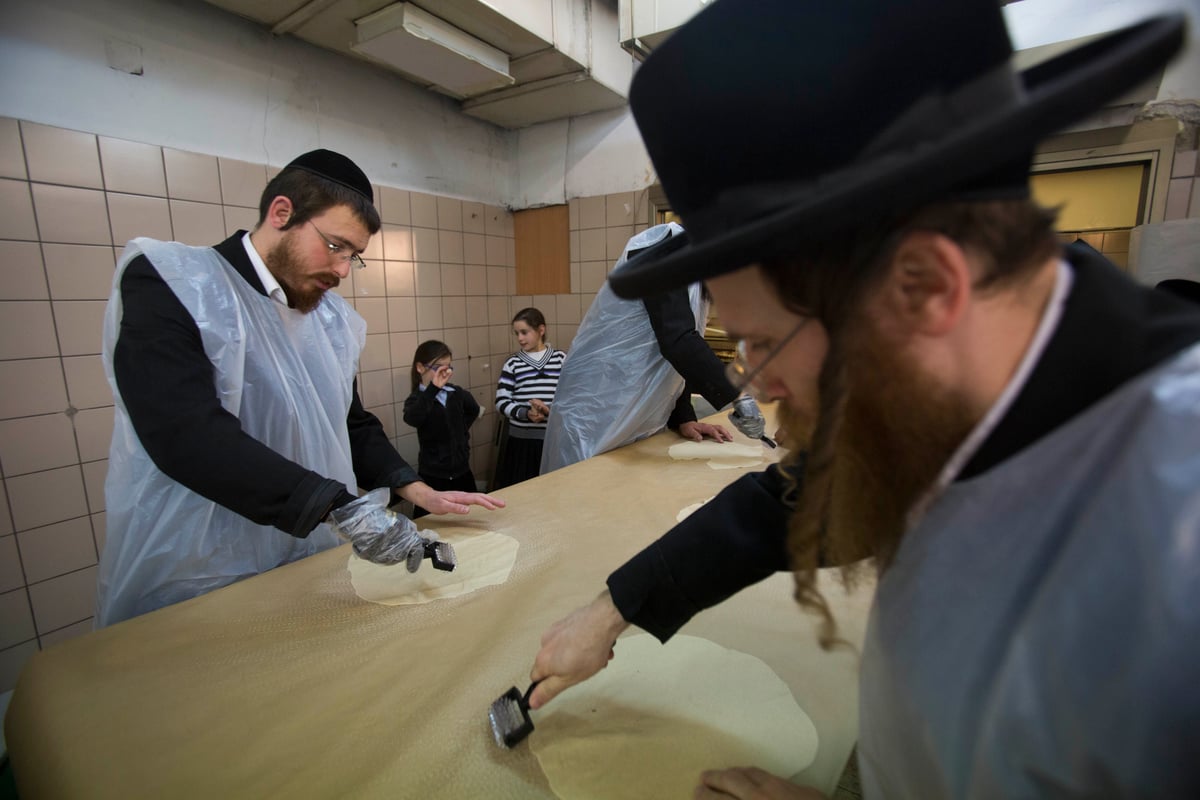 תיעוד: אפיית מצות בחסידות בעלזא