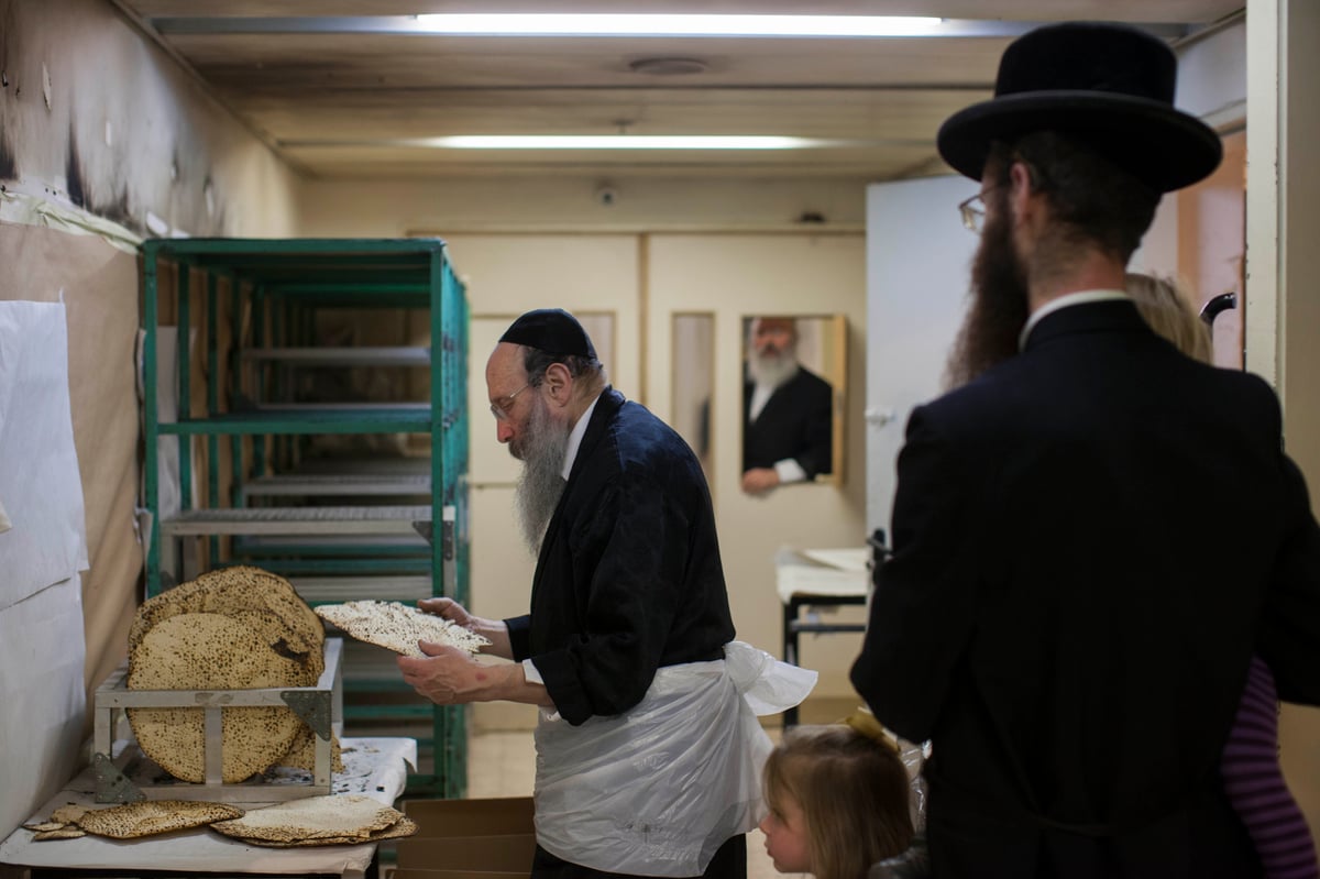 תיעוד: אפיית מצות בחסידות בעלזא