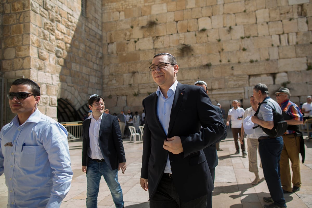 ראש ממשלת רומניה ביקר בכותל המערבי • תמונות