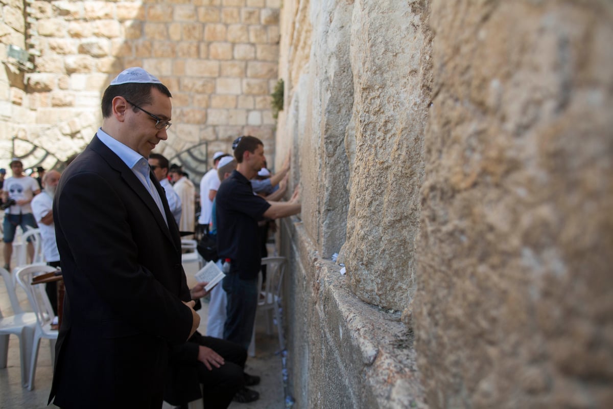 ראש ממשלת רומניה ביקר בכותל המערבי • תמונות