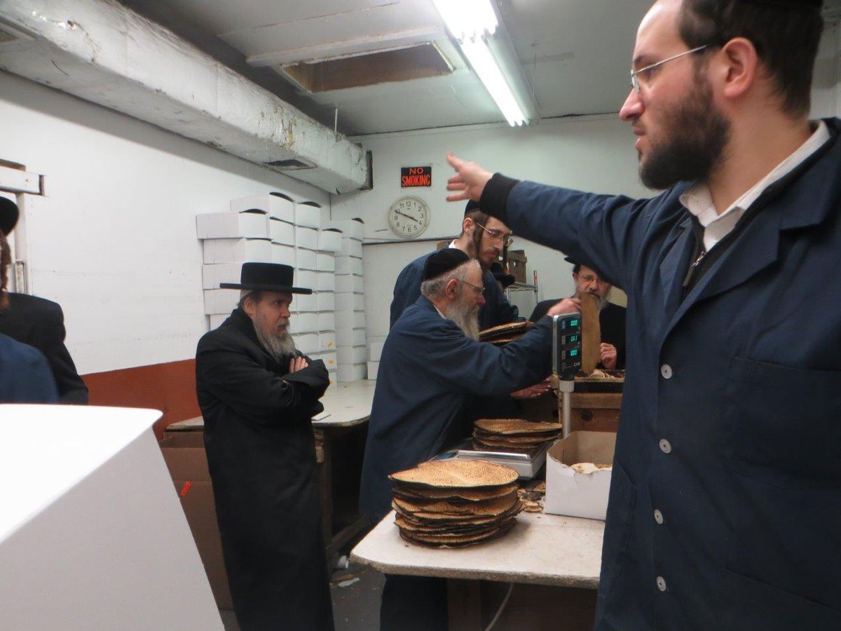 גלריה: אדמו"רים אופים מצות לקראת הפסח