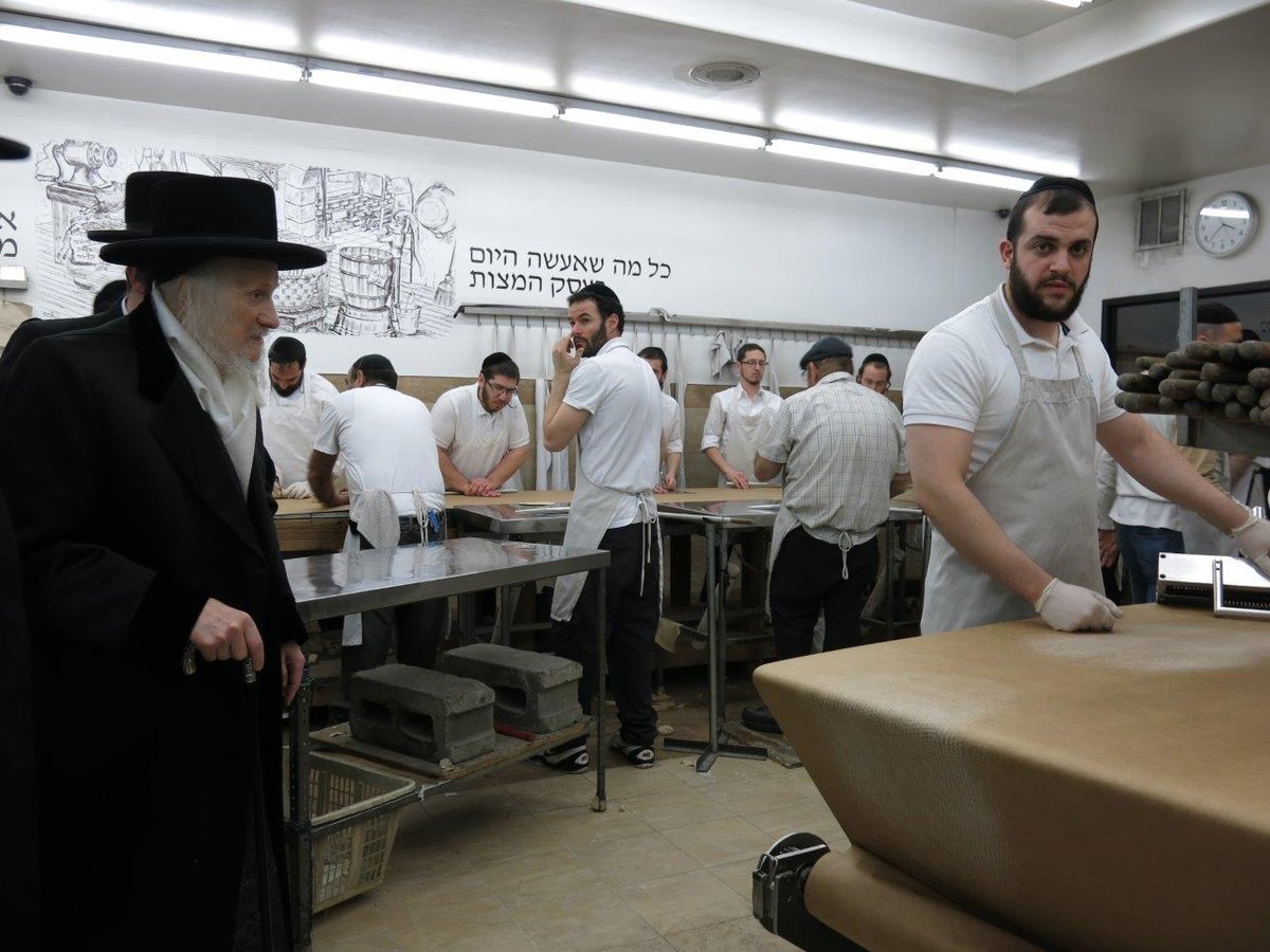 גלריה: אדמו"רים אופים מצות לקראת הפסח