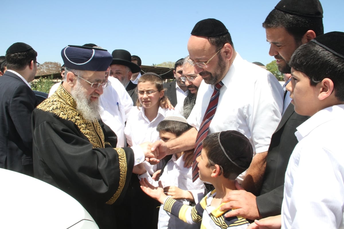 צפו: הראשל"צ הגר"י יוסף באפיית מצות ב"תפארת המצות"