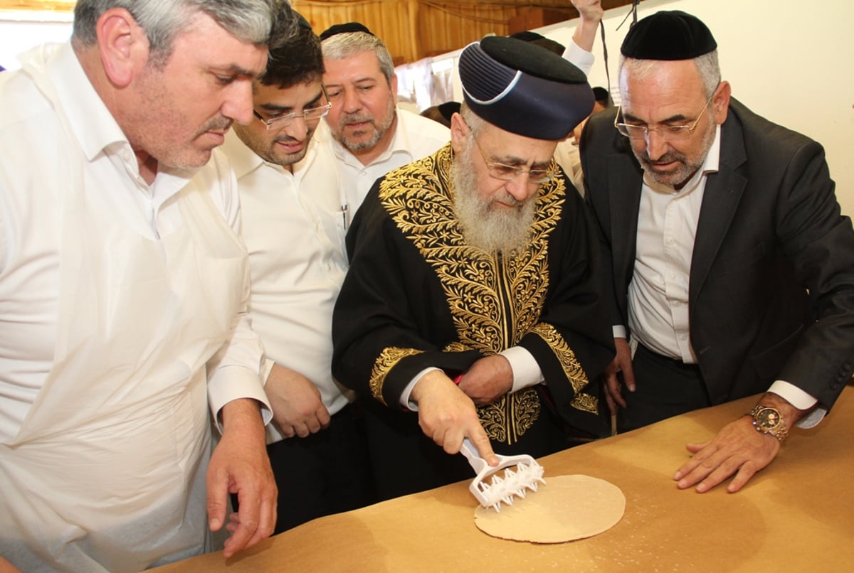 צפו: הראשל"צ הגר"י יוסף באפיית מצות ב"תפארת המצות"