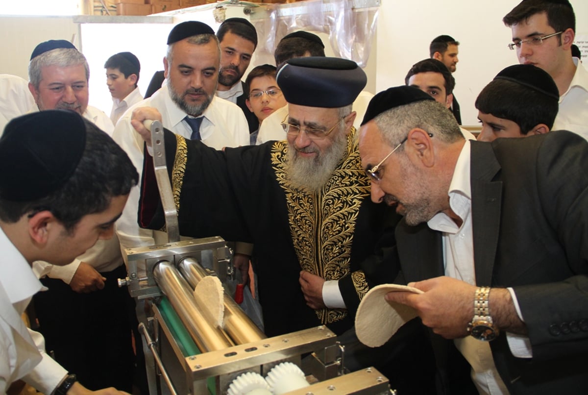 צפו: הראשל"צ הגר"י יוסף באפיית מצות ב"תפארת המצות"