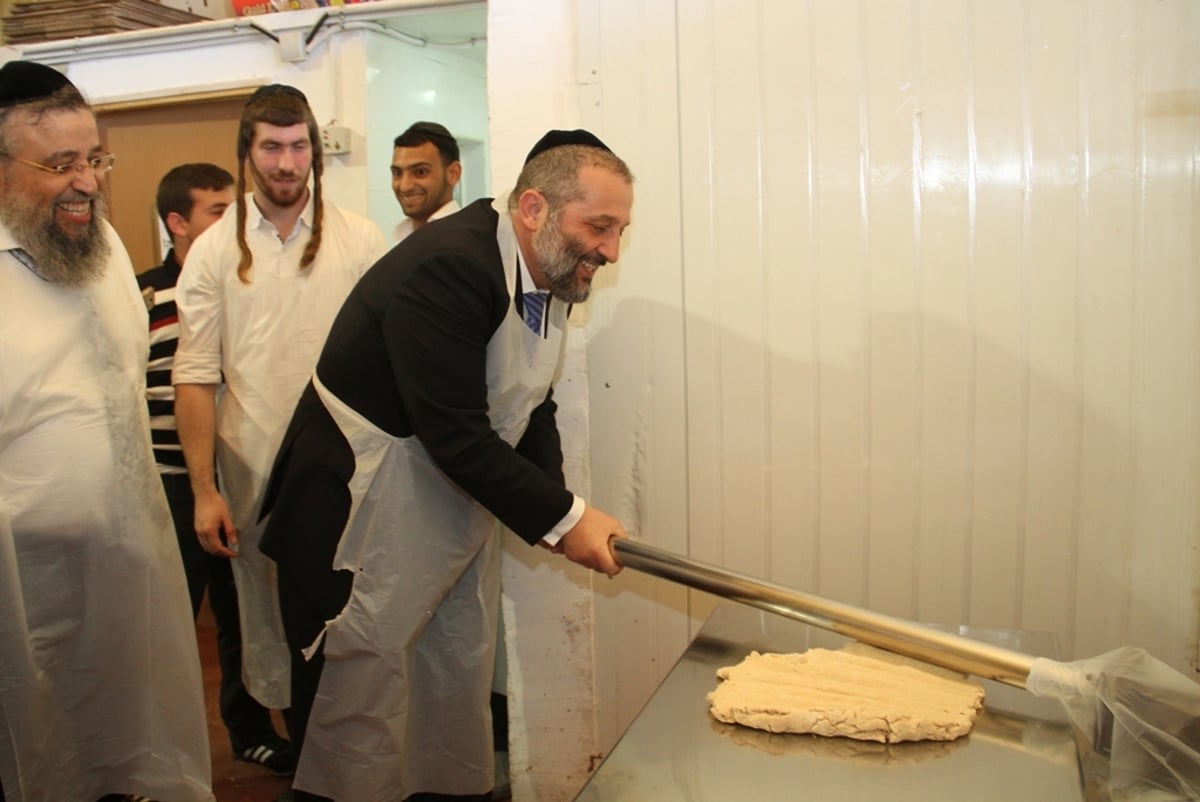 צפו: הראשל"צ הגר"י יוסף באפיית מצות ב"תפארת המצות"