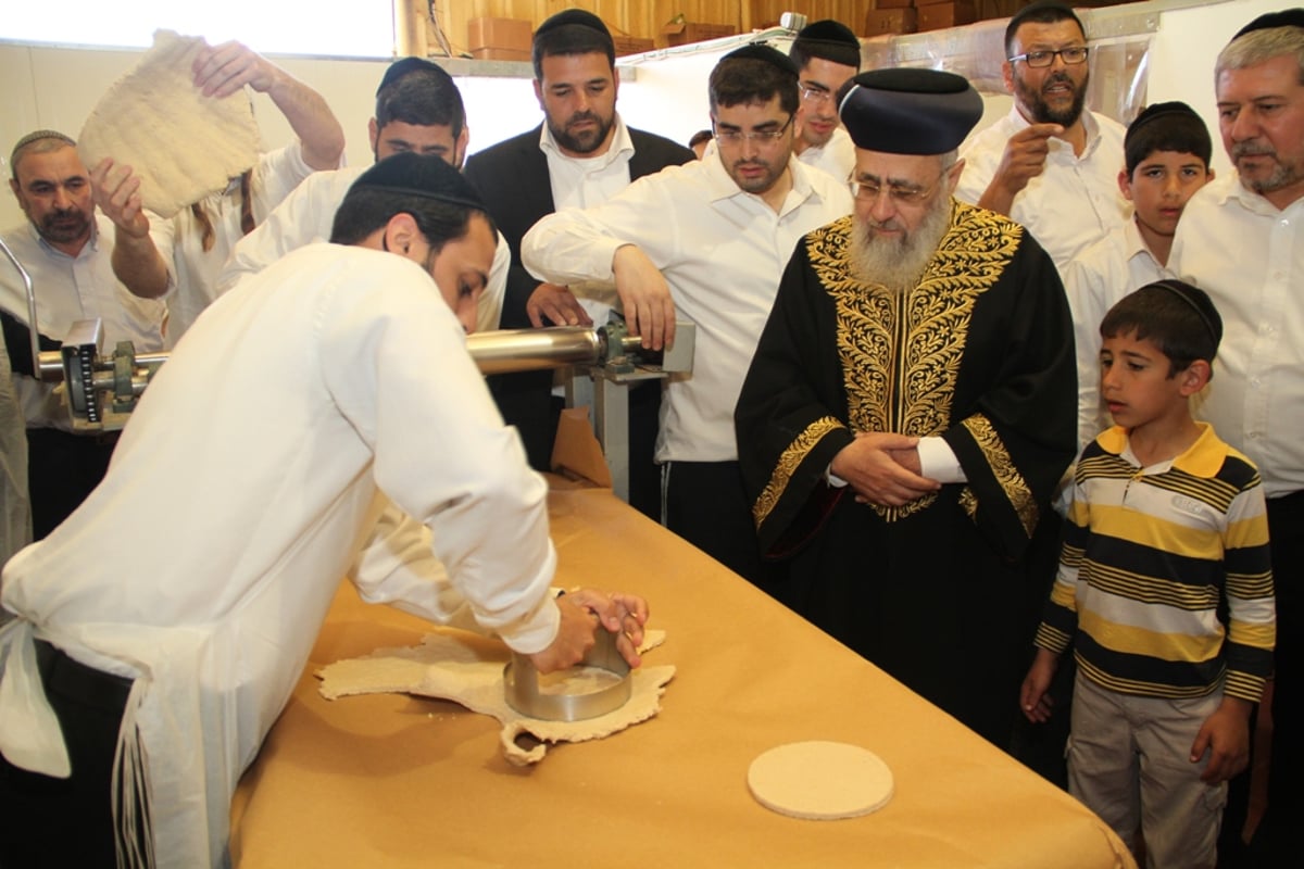 צפו: הראשל"צ הגר"י יוסף באפיית מצות ב"תפארת המצות"