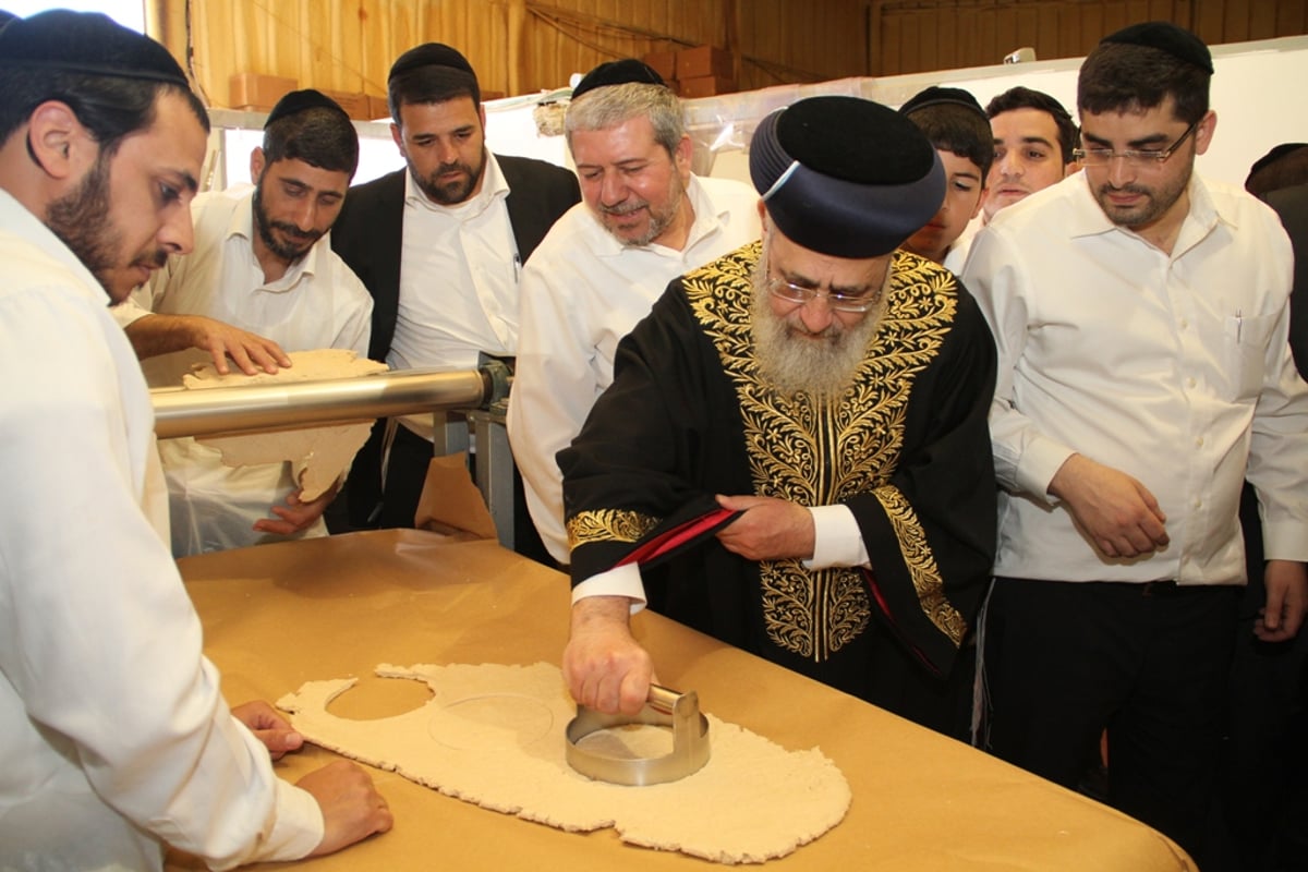 צפו: הראשל"צ הגר"י יוסף באפיית מצות ב"תפארת המצות"