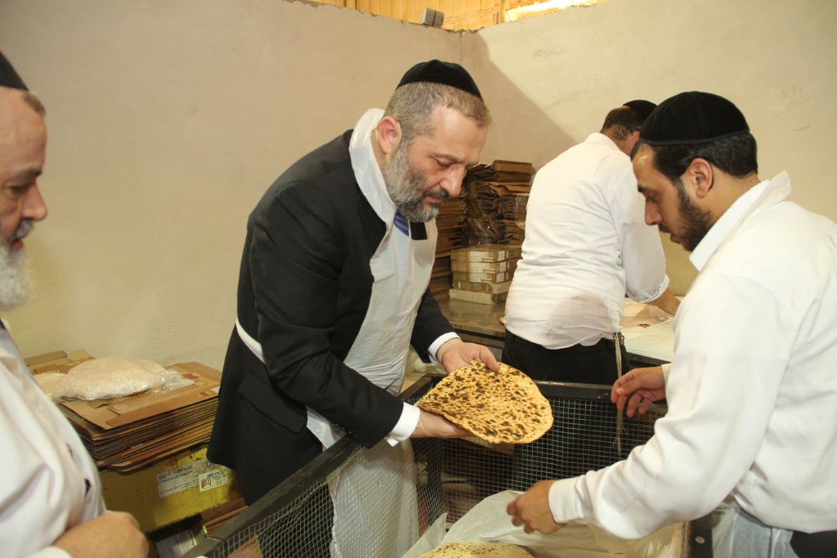 צפו: הראשל"צ הגר"י יוסף באפיית מצות ב"תפארת המצות"