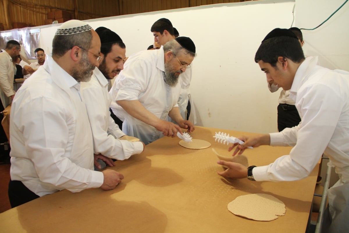 צפו: הראשל"צ הגר"י יוסף באפיית מצות ב"תפארת המצות"