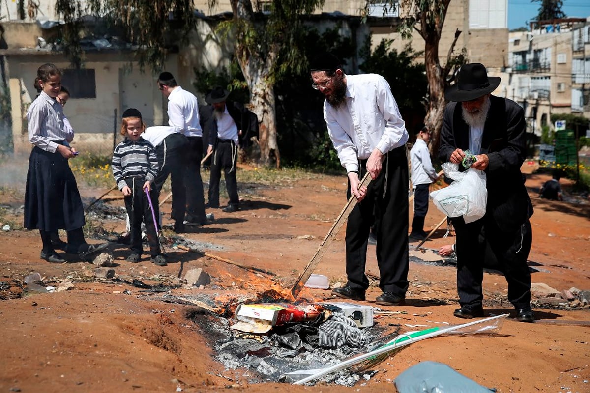 צפו: שריפת חמץ עם שאל ורעלה