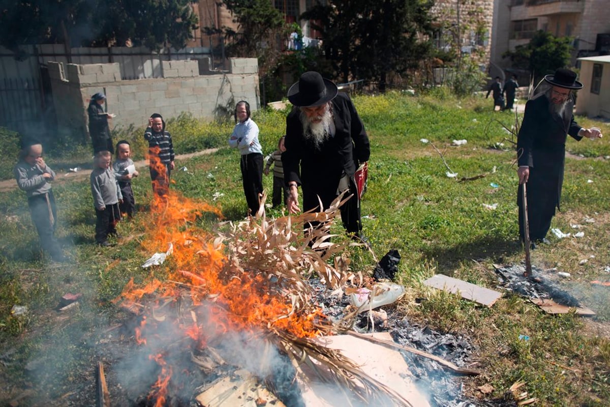 צפו: שריפת חמץ עם שאל ורעלה