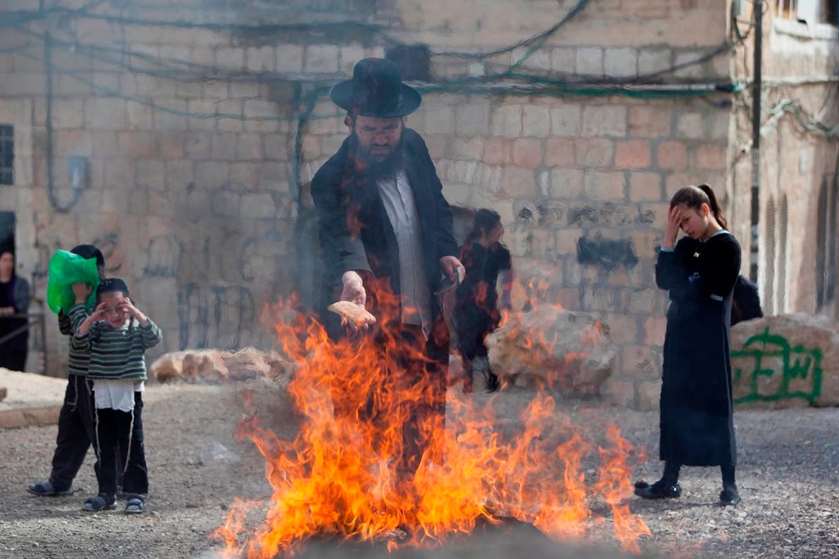 צפו: שריפת חמץ עם שאל ורעלה