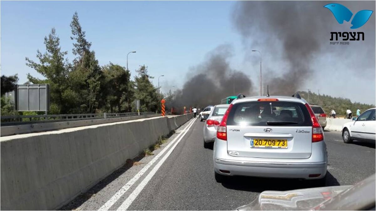 אוטובוס עלה באש וכביש 1 נחסם לתנועה