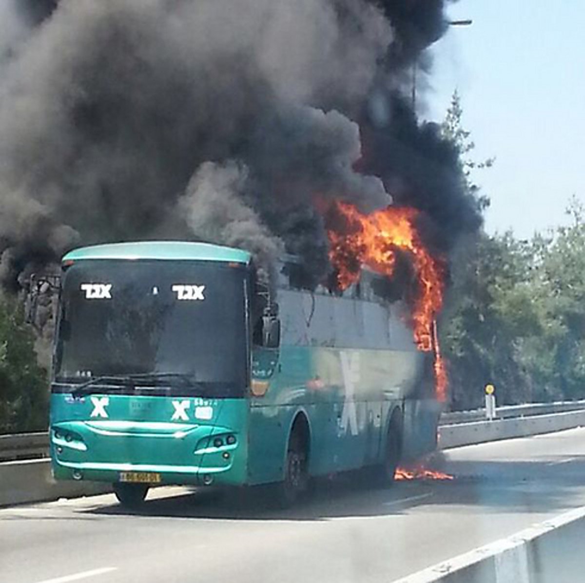 אוטובוס עלה באש וכביש 1 נחסם לתנועה