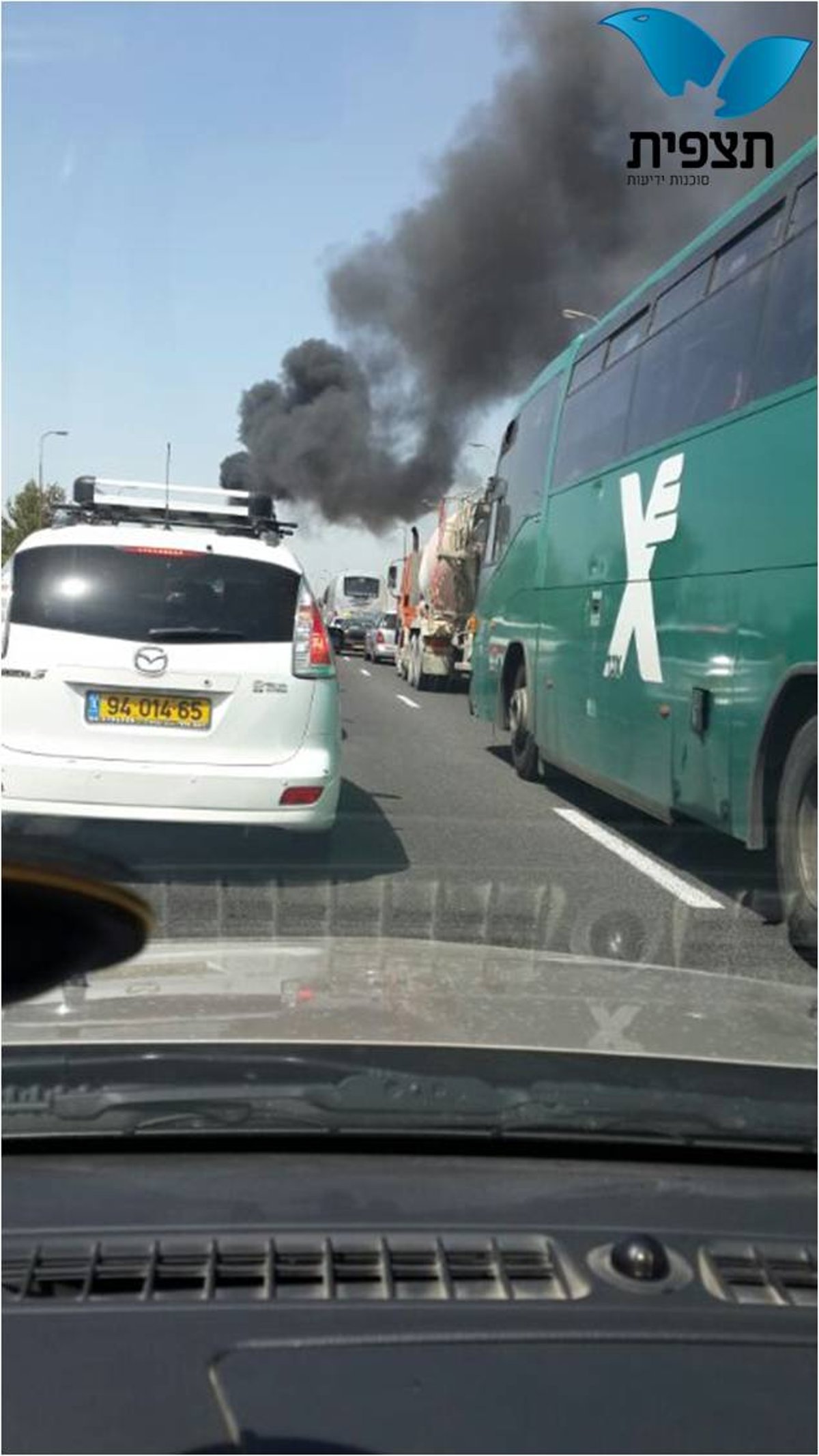 אוטובוס עלה באש וכביש 1 נחסם לתנועה